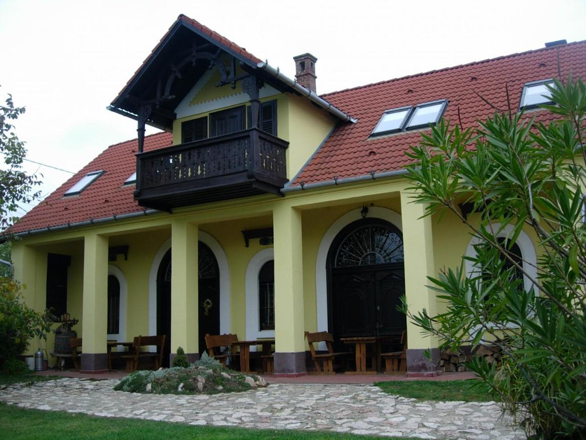 Nitt Pince Es Panzio Bed & Breakfast Kisharsany Exterior photo