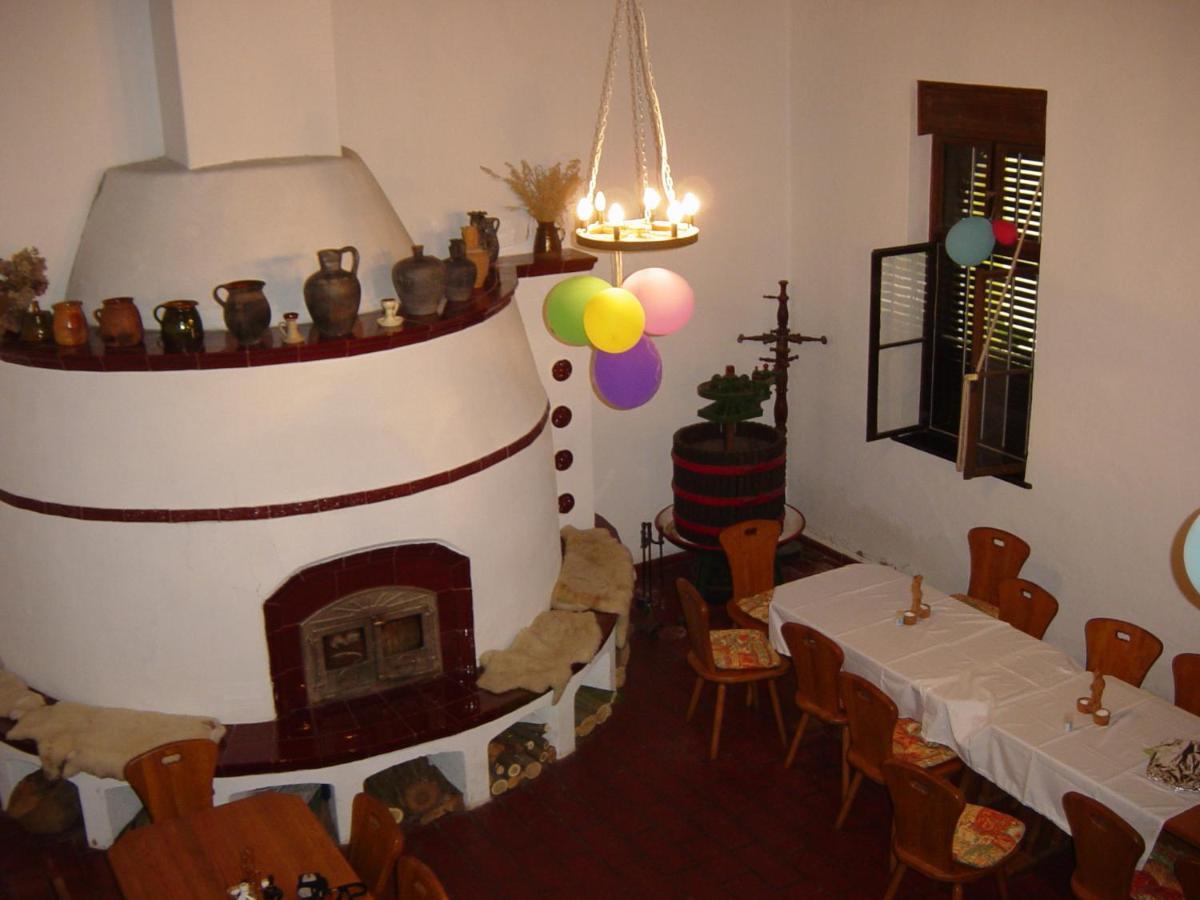 Nitt Pince Es Panzio Bed & Breakfast Kisharsany Exterior photo
